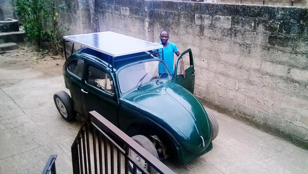 Нигерийский студент из хлама построил автомобиль, работающий на энергии солнца и ветра