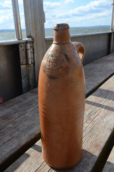 Подводные археологи подняли на поверхность бутылку с 200-летним джином