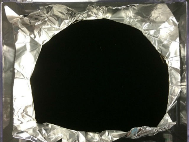 Самый черный в мире материал оказался рукотворным аналогом черной дыры