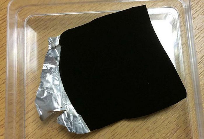 Ученые создали самый черный материал на сегодняшний день