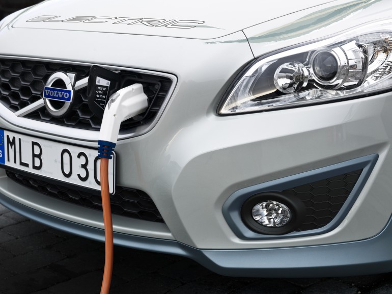 Volvo тестирует быстрое зарядное устройство для электромобилей